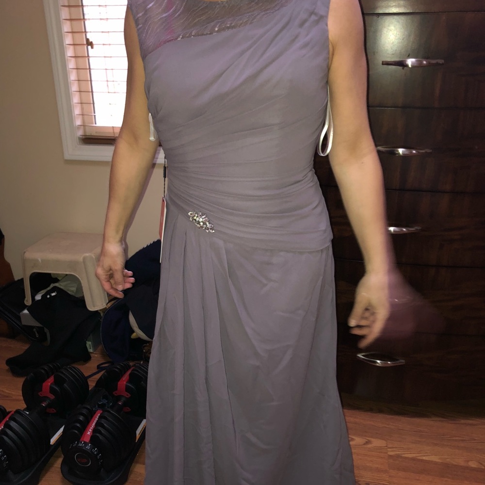 Formal DRESS - Picture 2 of 4